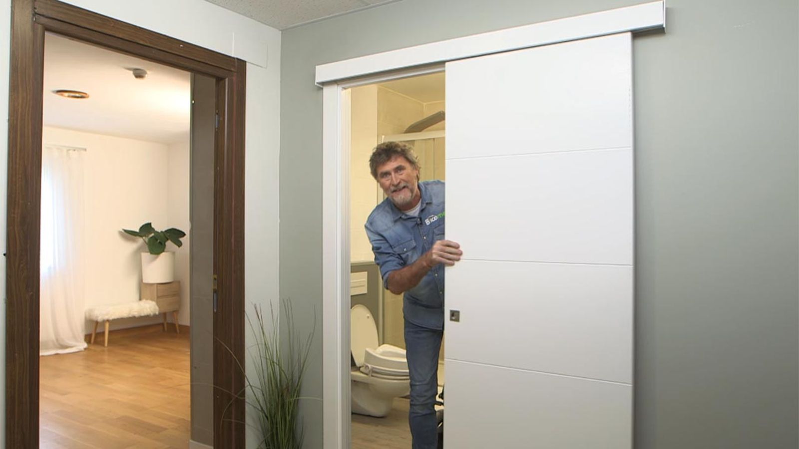 Como convertir una puerta abatible en una puerta corredera