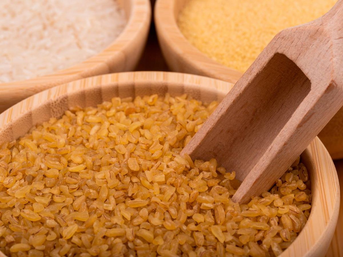 El bulgur al ser trigo duro precocido es un cereal que sí contiene gluten