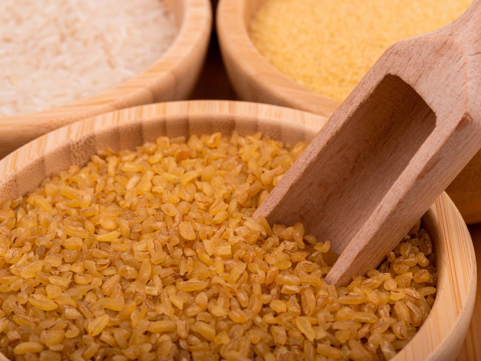 El bulgur al ser trigo duro precocido es un cereal que sí contiene gluten