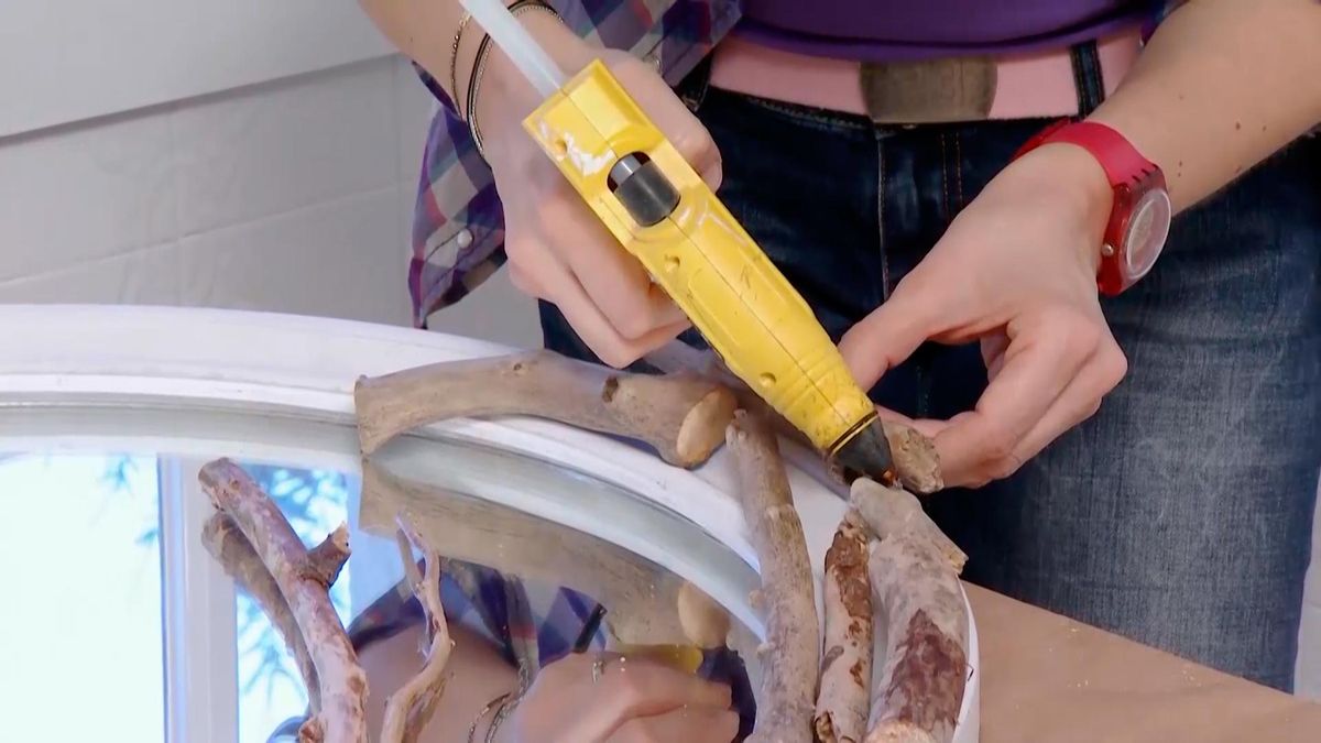 Paso 3 para decorar el espejo con ramas.