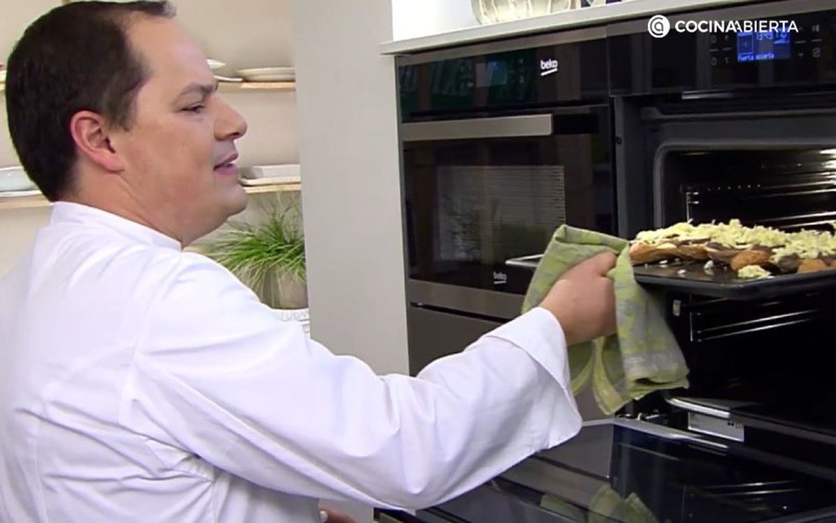 Hornea los molletes para que se funda y gratine el queso