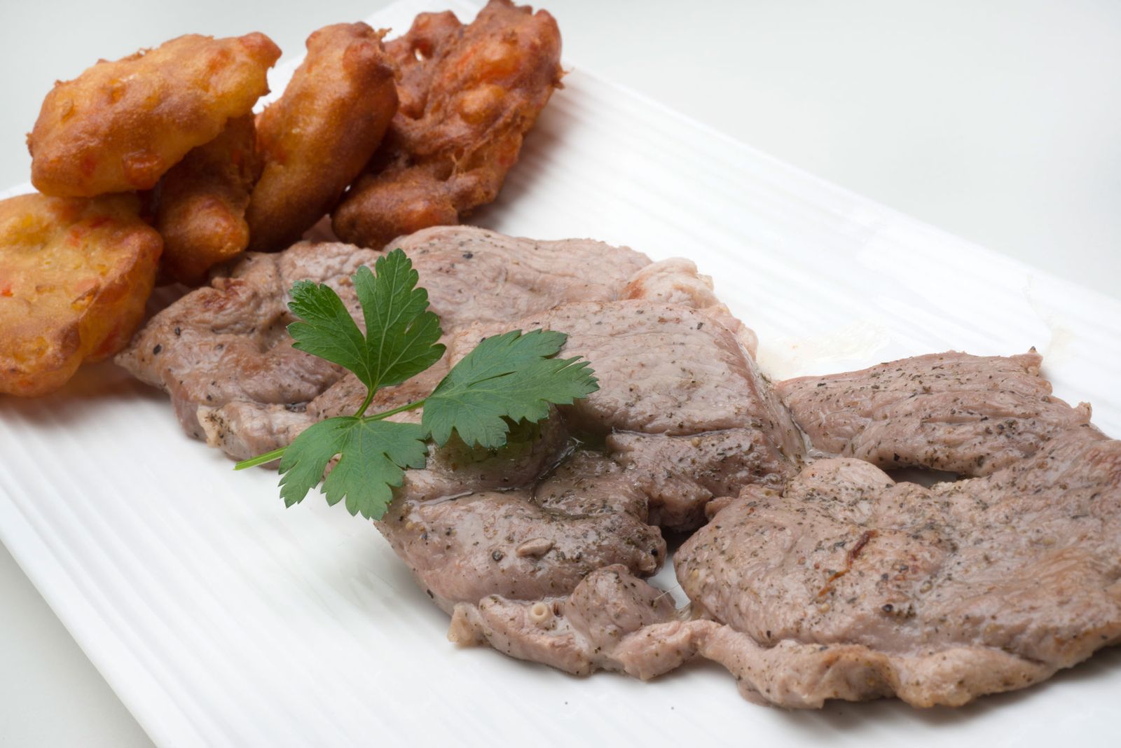 1249 filetes de cordero con bunuelos de pimiento