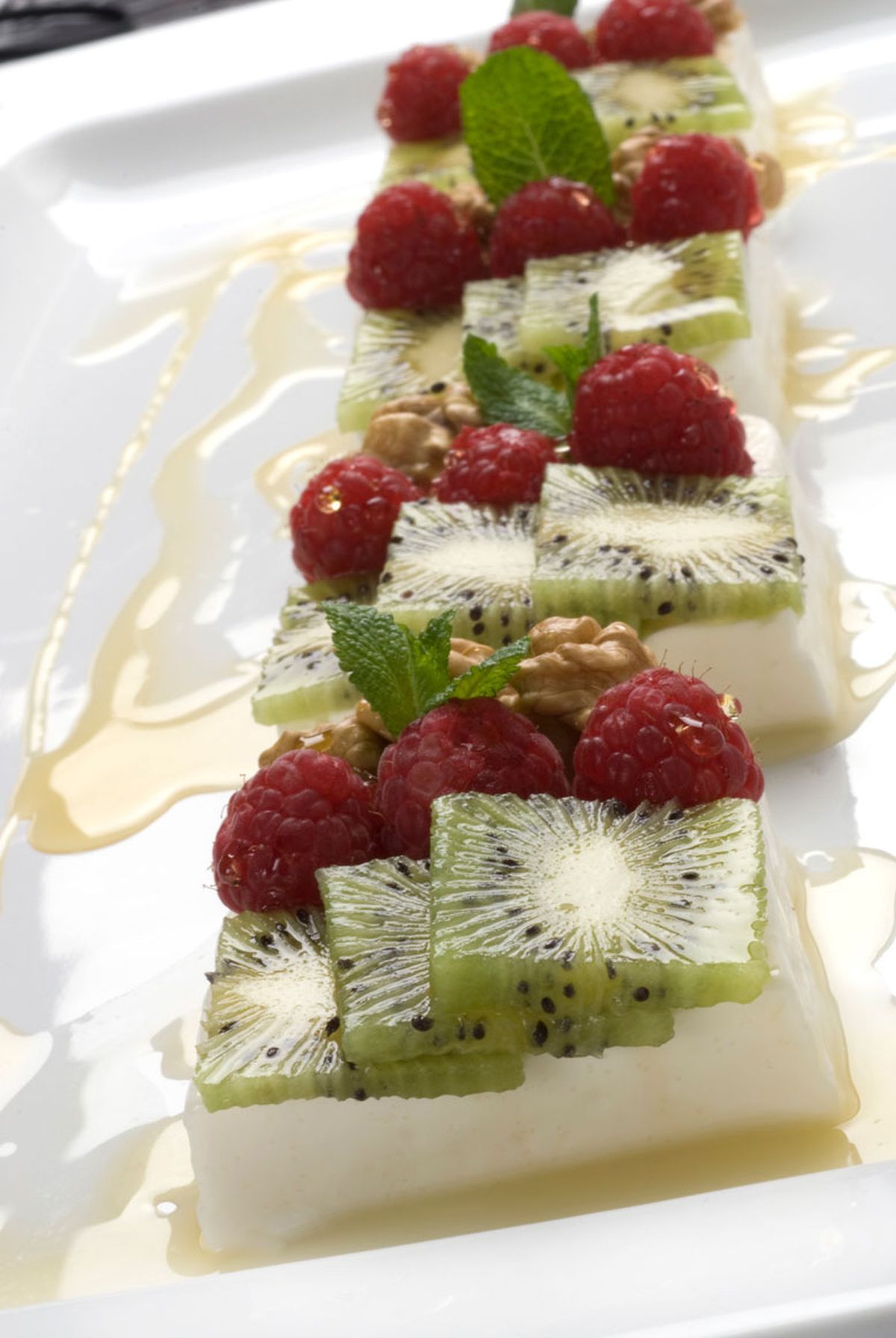 Queso fresco con nueces y fruta