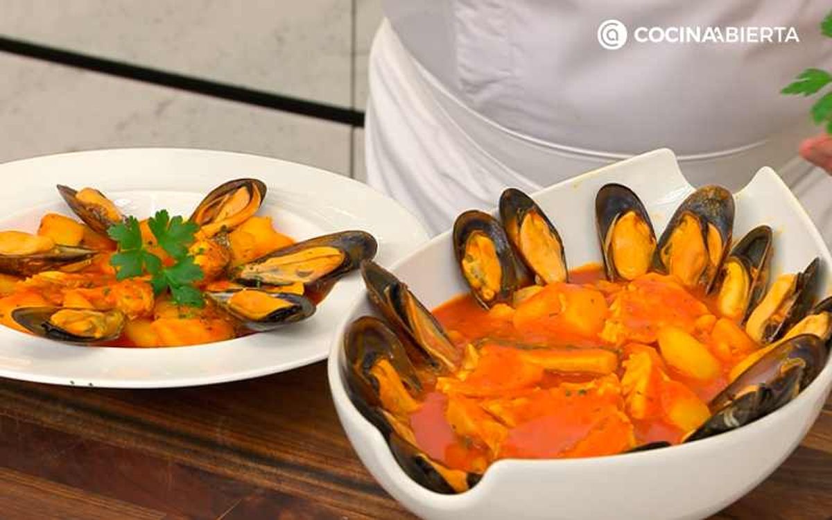 Sirve la caldereta de dorada con mejillones