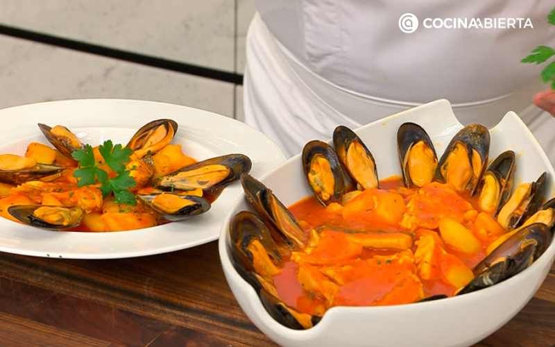 Sirve la caldereta de dorada con mejillones
