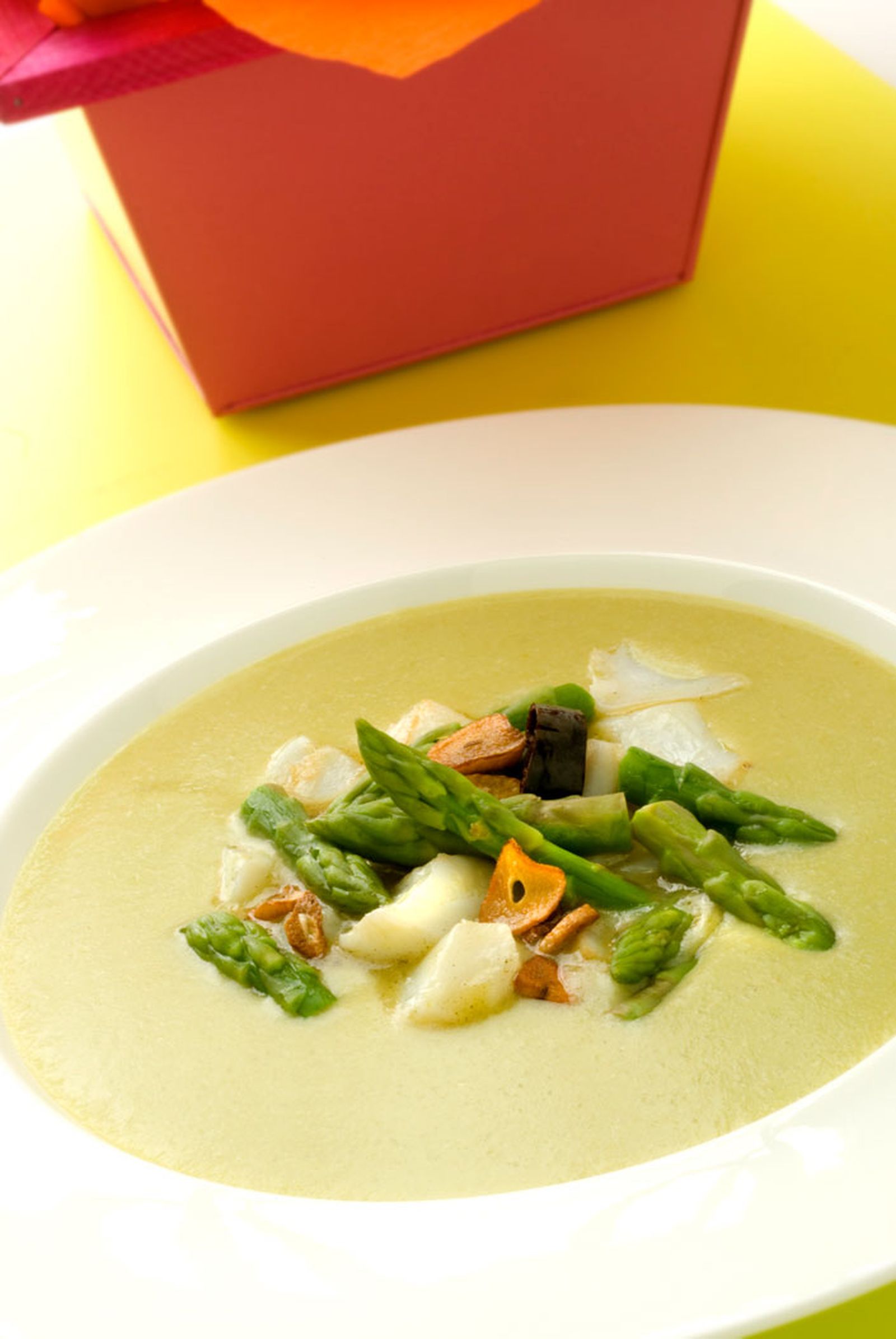 Crema de espárragos verdes con bacalao