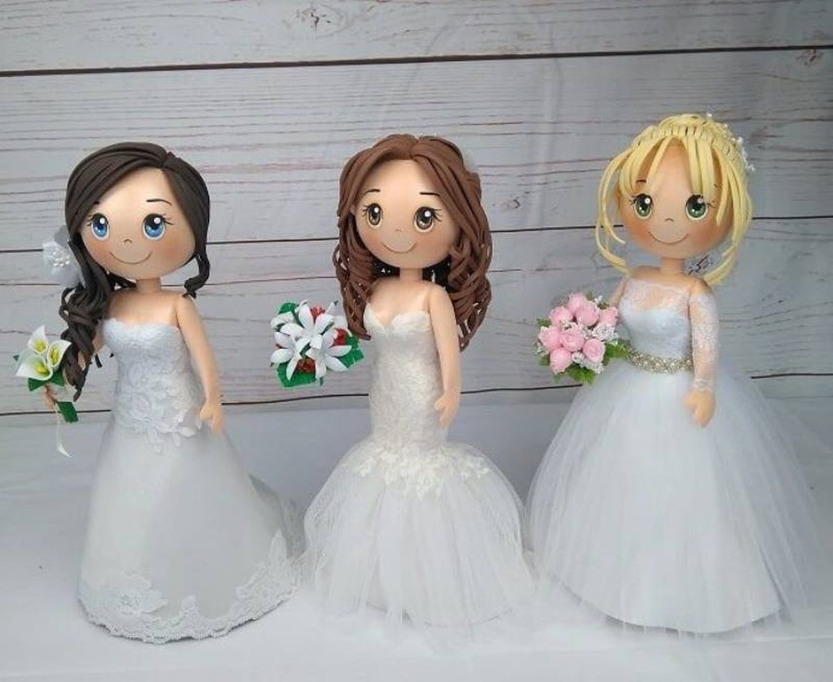 Muñecas fofuchas vestidas de novia.