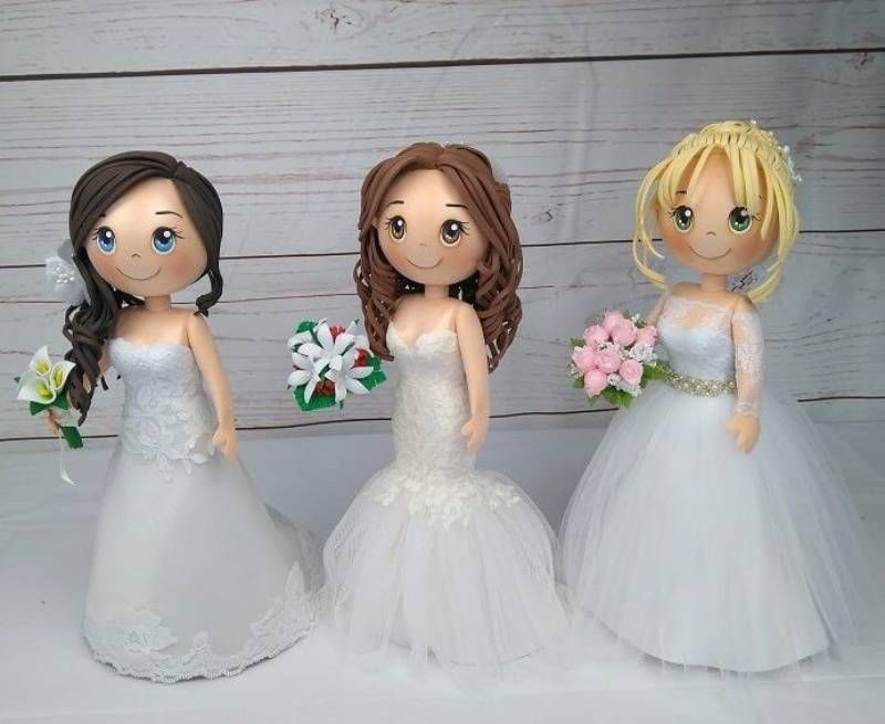 Muñecas fofuchas vestidas de novia.