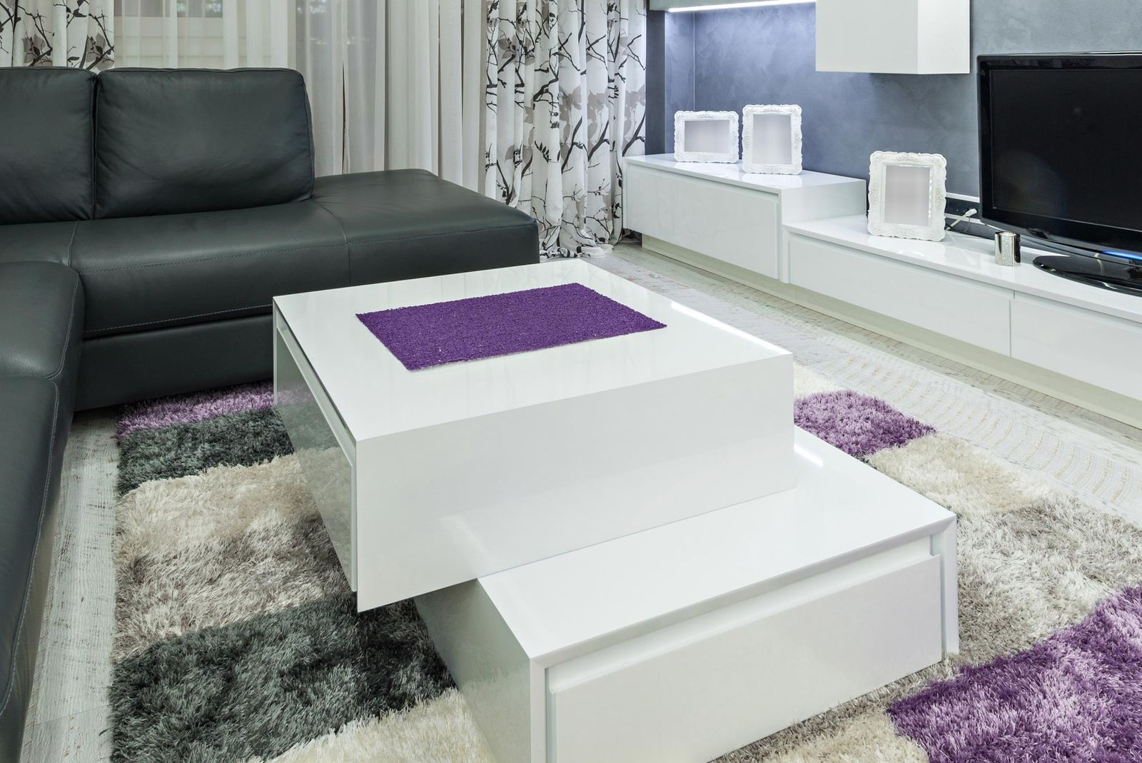 Salón amplio de color gris, blanco y lila   mesa centro