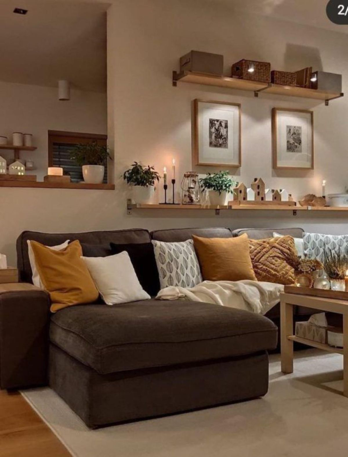 Salón marrón con detalles en tonos mostazas.