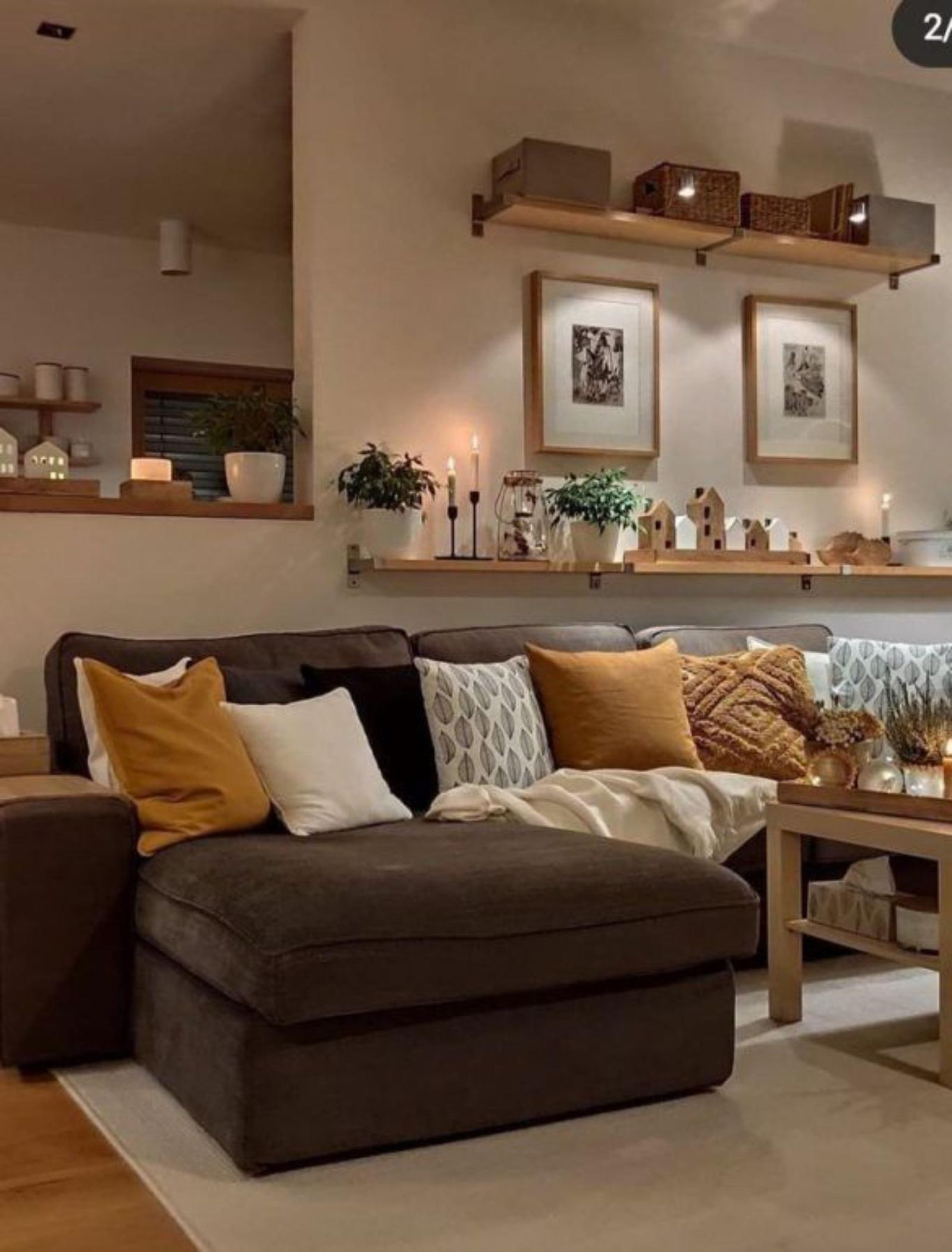 Salón marrón con detalles en tonos mostazas.