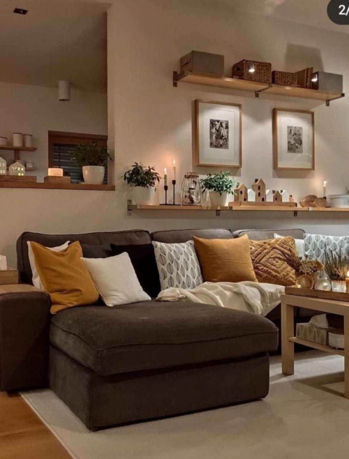Salón marrón con detalles en tonos mostazas.