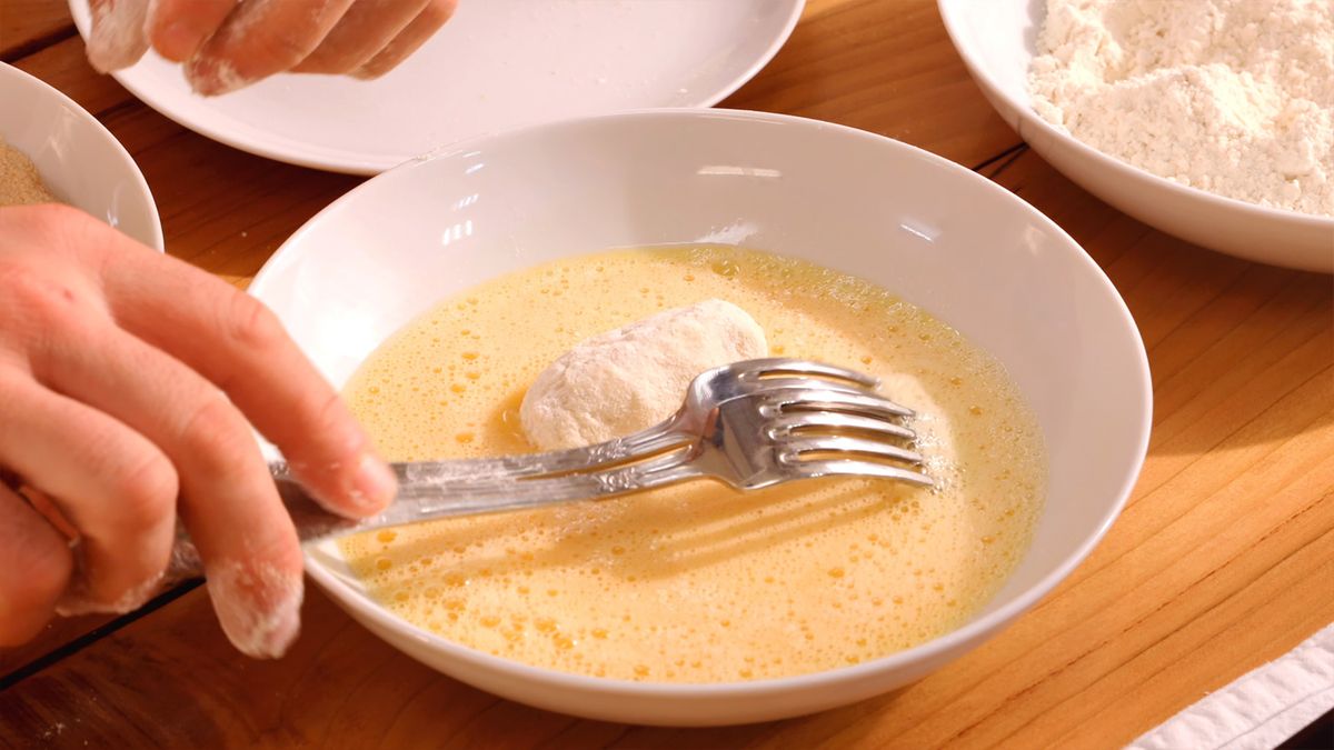 Para unas croquetas perfectas, forma cada una con la bechamel reposada y rebózalas en harina, huevo y pan rallado antes de freírlas