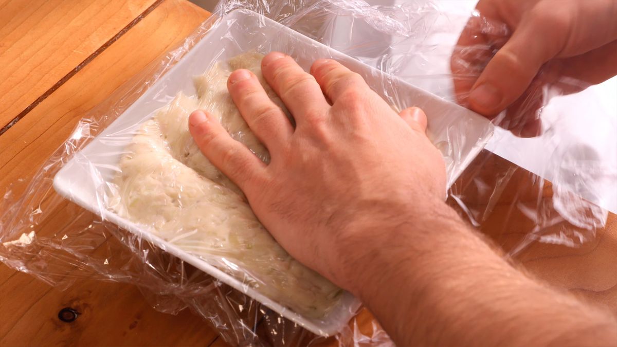 Dejar reposar la bechamel en la nevera toda la noche permite que adquiera una mejor textura