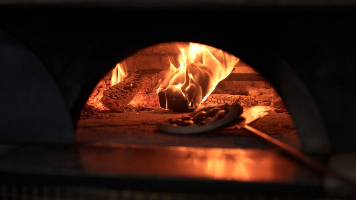 Las pizzas napolitanas son una de las recetas tradicionales que se cocinan en horno de leña