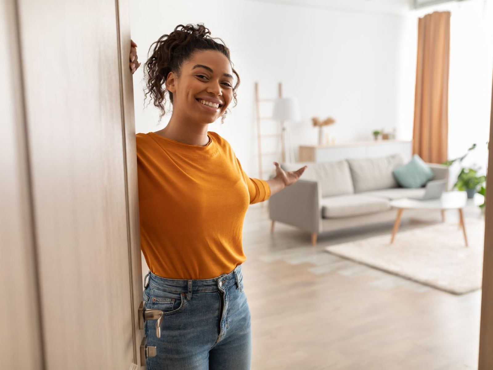 Mujer abriendo la puerta de su hogar.