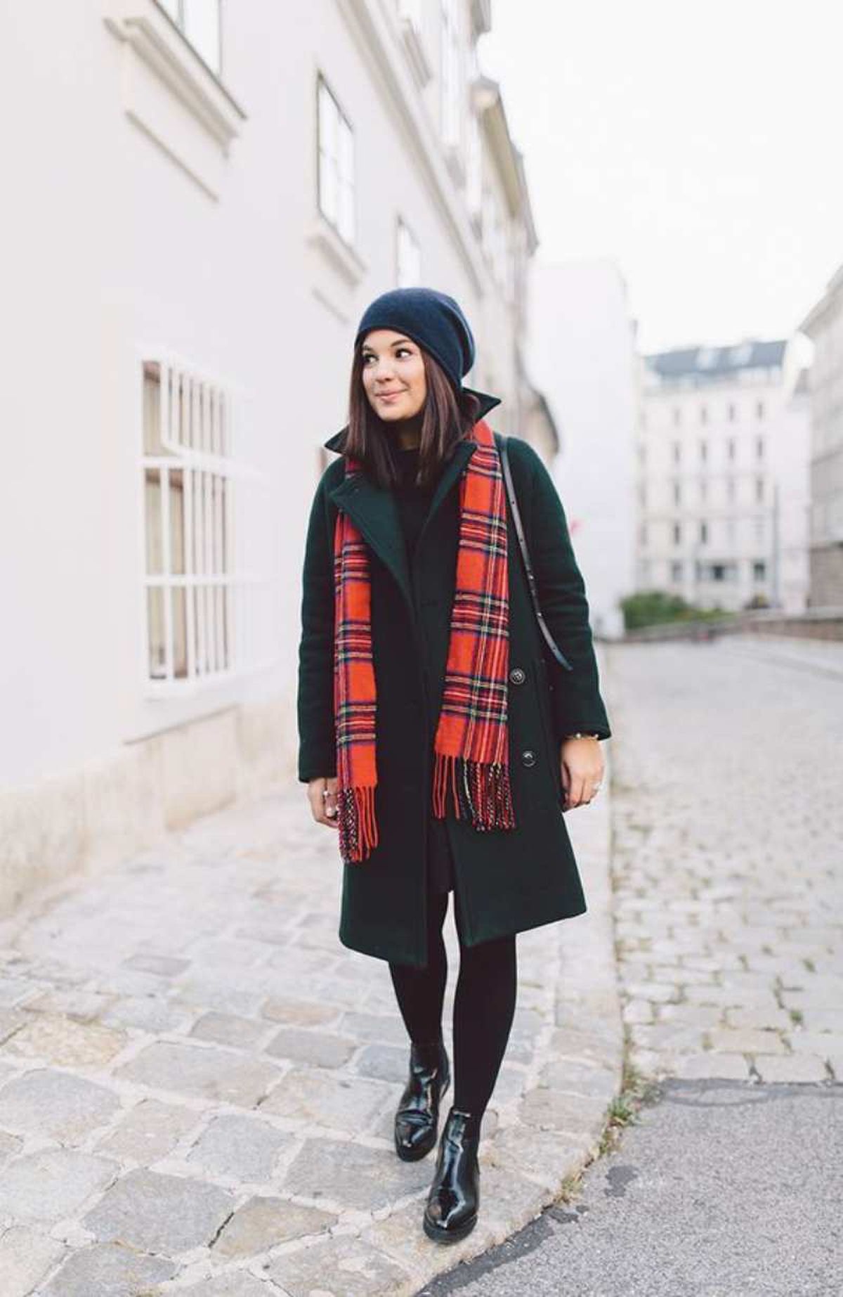 Outfit en negro con bufanda de cuadro escocés rojo