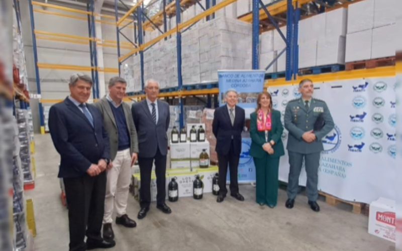 Entrega del aceite solidario / Facebook de la Subdelgación del Gobierno en Córdoba