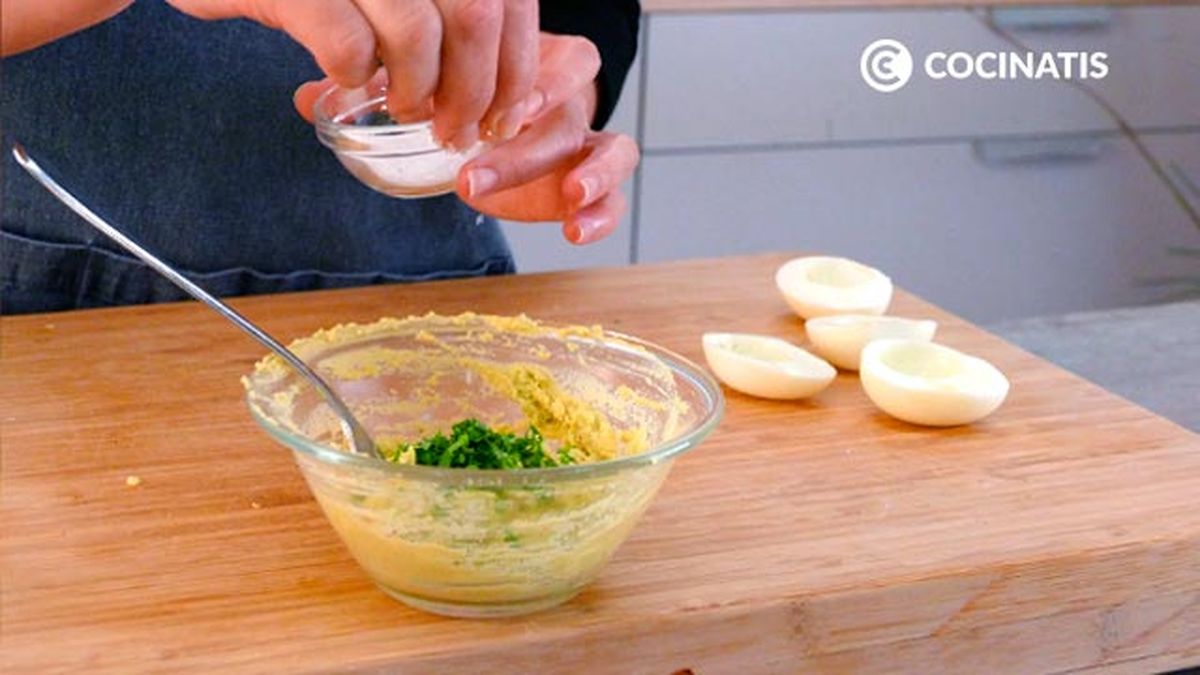 Receta de huevos rellenos de aguacate  paso 3