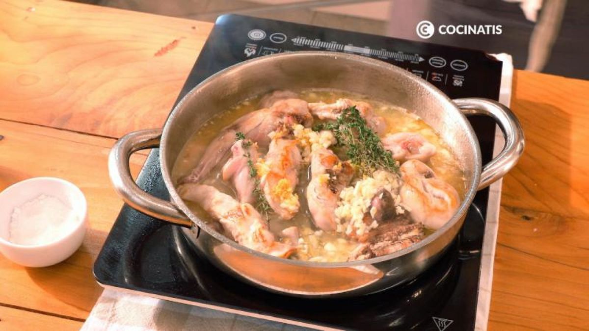 Añade, el ajo, el limón, el tomillo y el vino