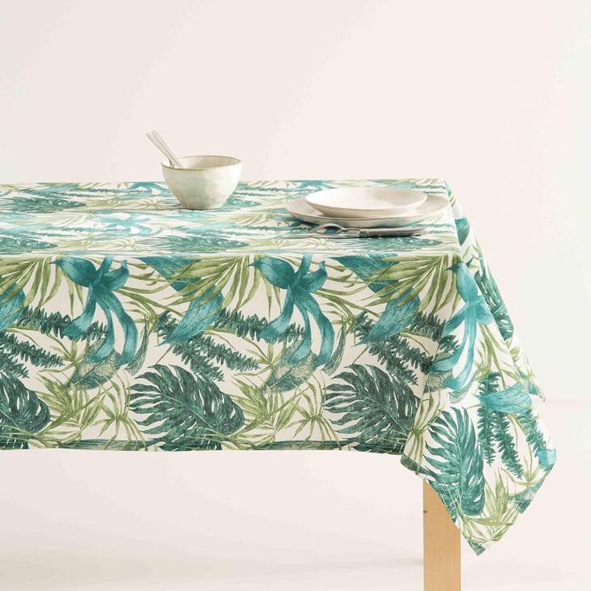 Mantel antimanchas de estampado tropical.