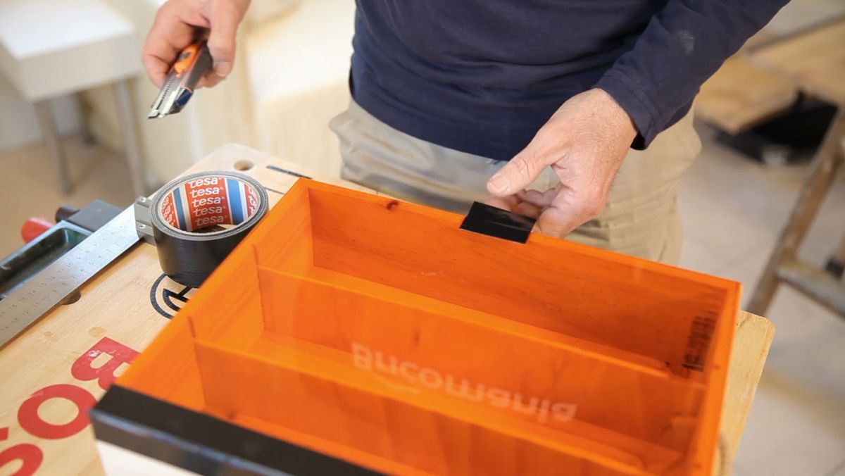 Cómo fijar una tapa para una caja con cinta americana paso 7