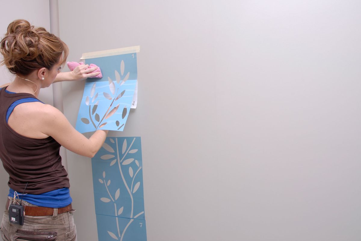Cómo pintar un árbol en la pared con plantillas paso 1