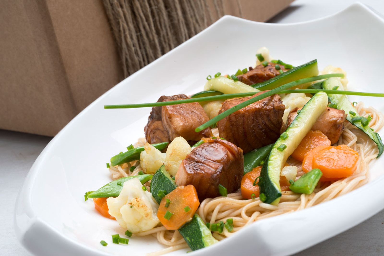 481 Salmón con hortalizas y fideos al wok (5096) xl