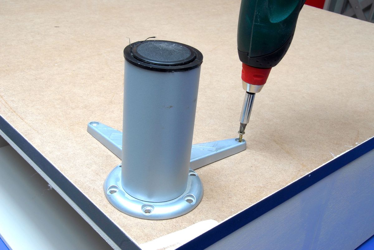 Mesa de centro decorada con la técnica collage paso 9