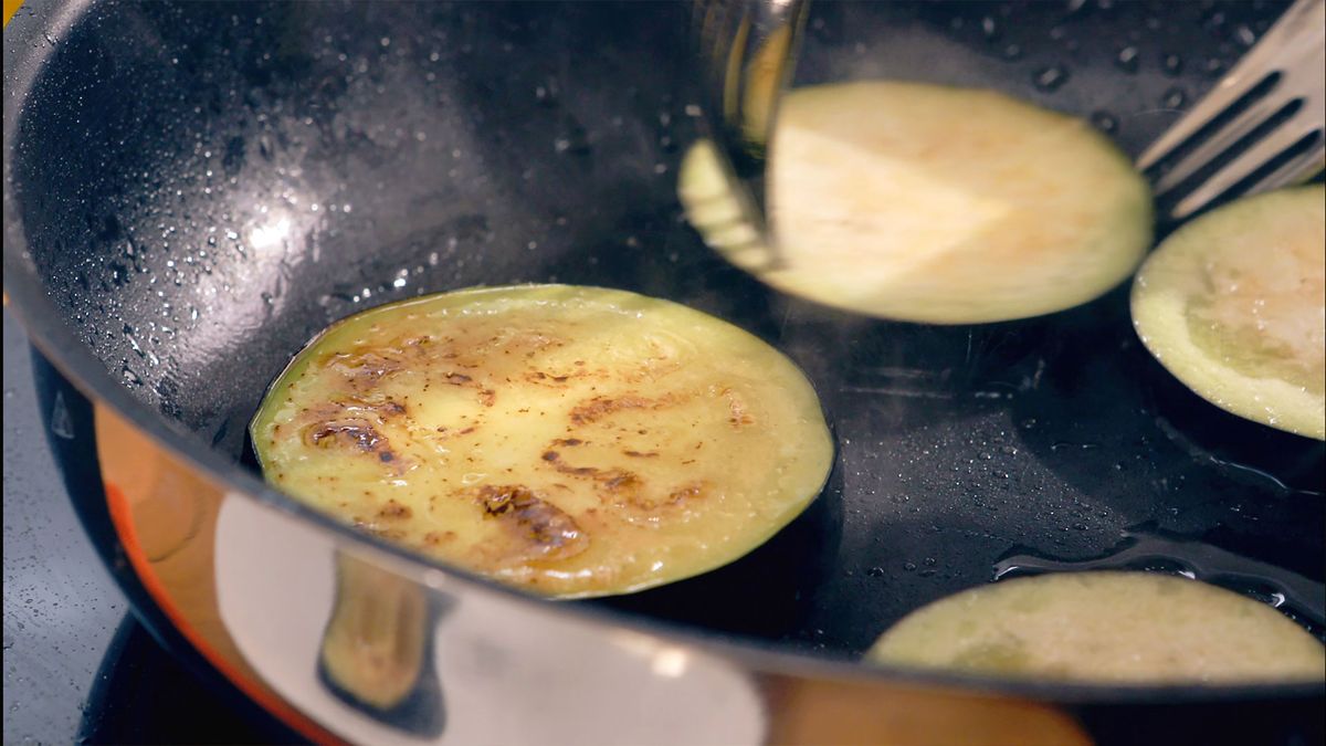 La berenjena frita adquiere un sabor delicioso y una textura crujiente