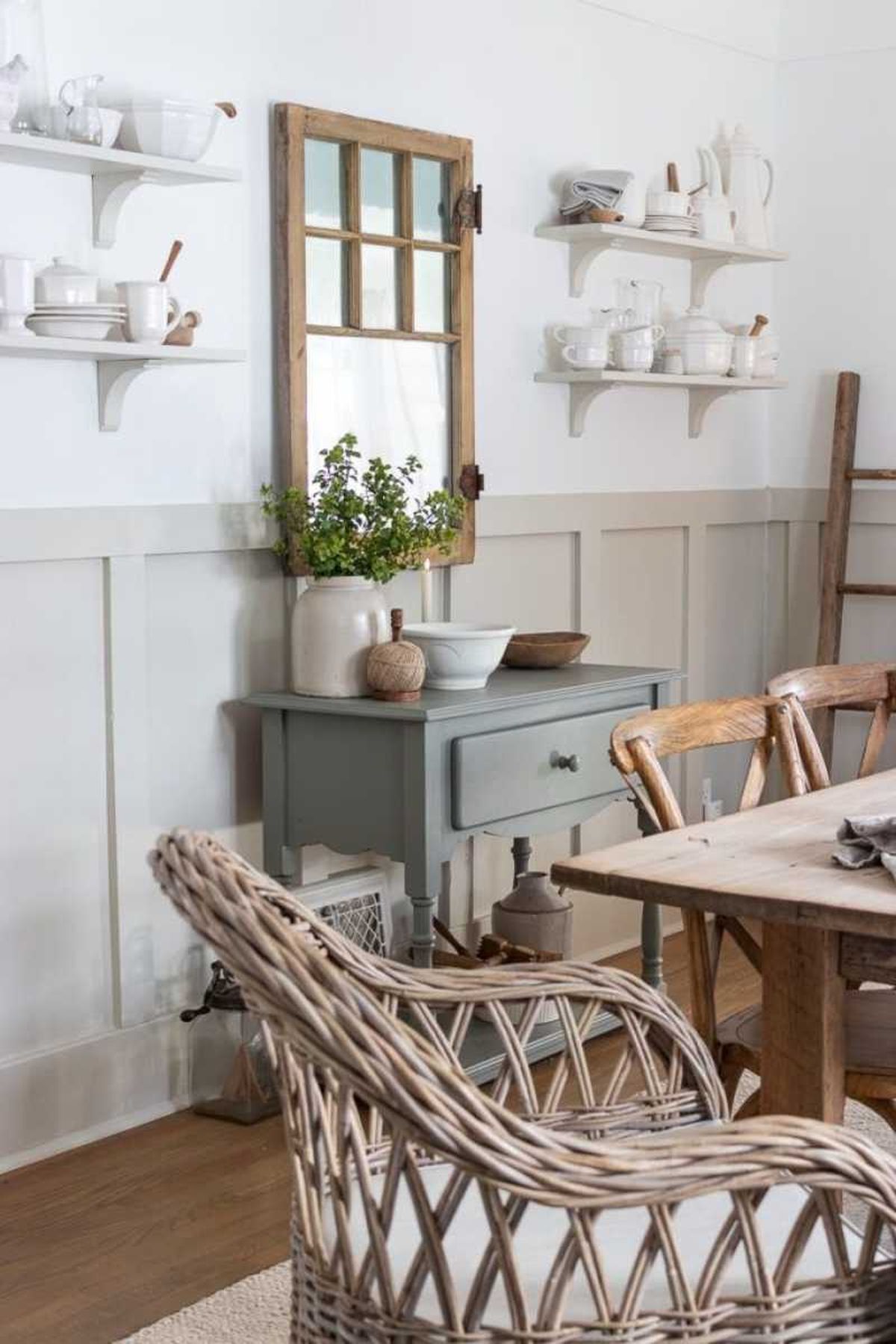 Comedor de estilo shaker decorado en tonos claros y con complementos de fibras naturales.