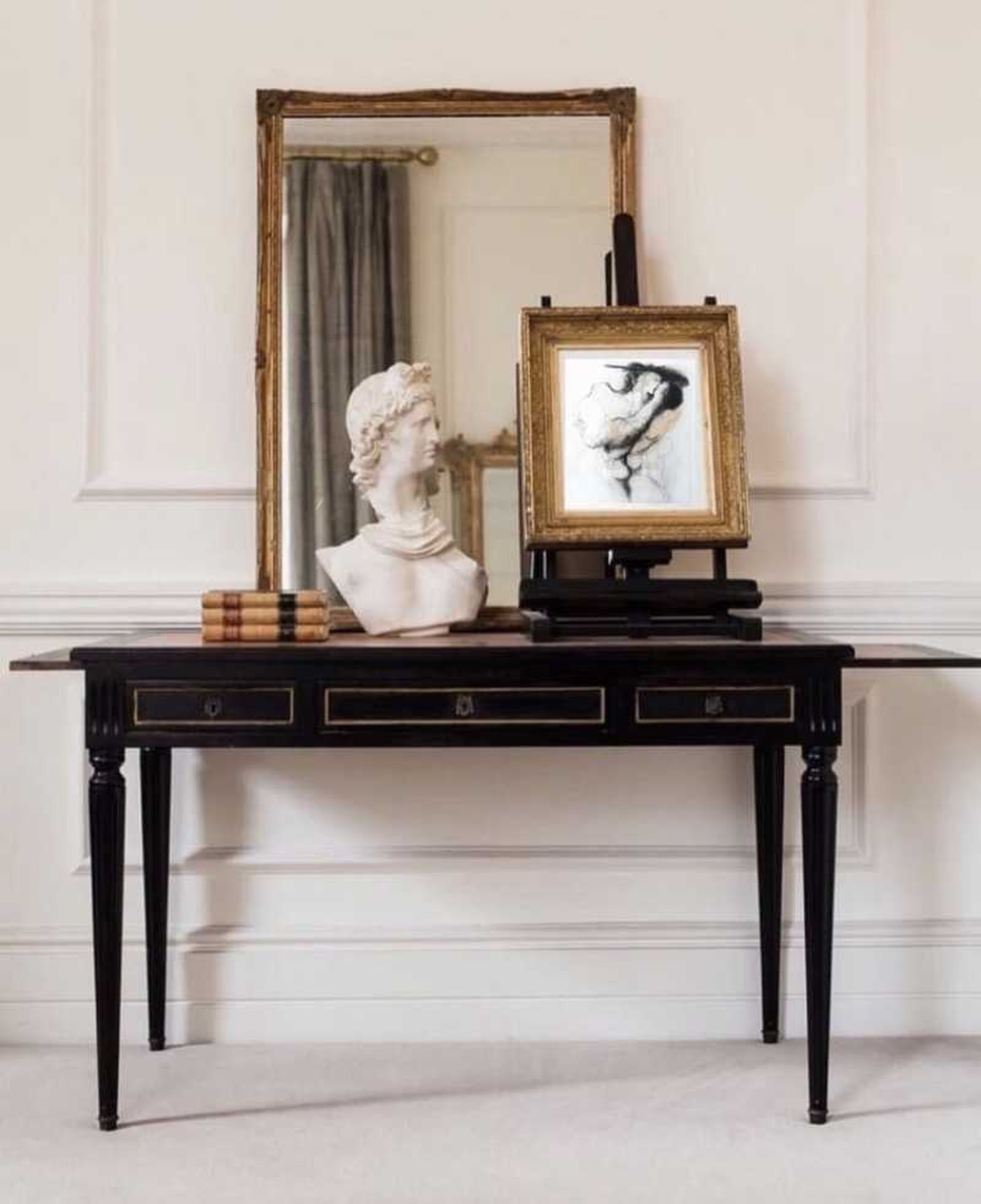 Aparador vintage con decoración artística y espejos antiguos.