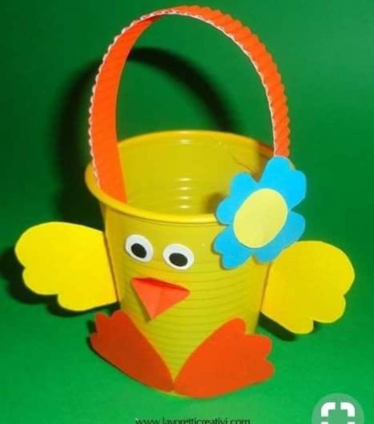 Vaso de plástico convertido en mini cesta con forma de pollito / Pinterest