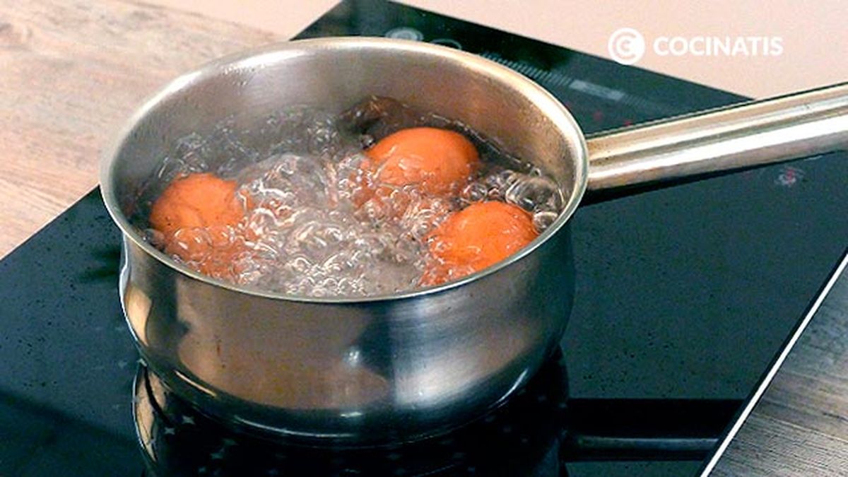 Receta de ensaladilla de atún y huevo duro  paso 1