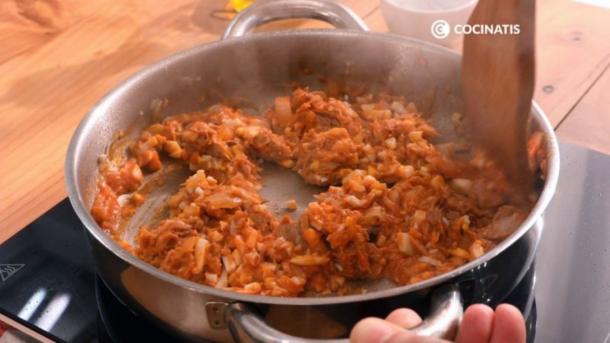 Preparamos el relleno de atún para las empanadillas