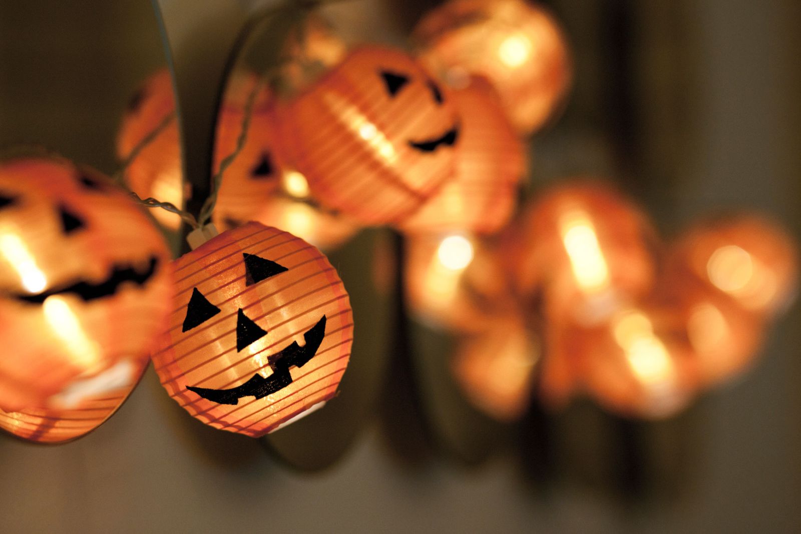 Cómo decorar la casa para hacer una fiesta de Halloween   luz exterior