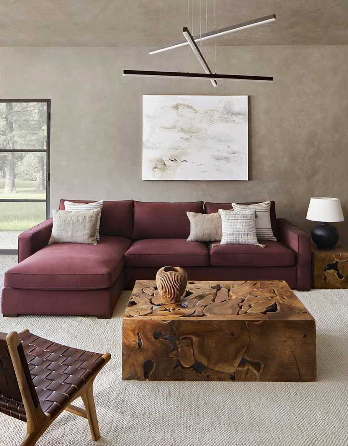 Salón elegante con sofá violeta.