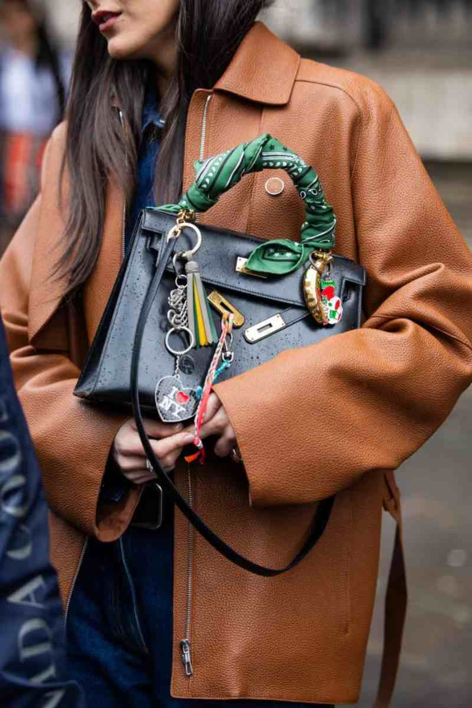 A  la decoración de tu bolso, aparte de los charms puedes añadirle un pañuelo enroscado en el asa