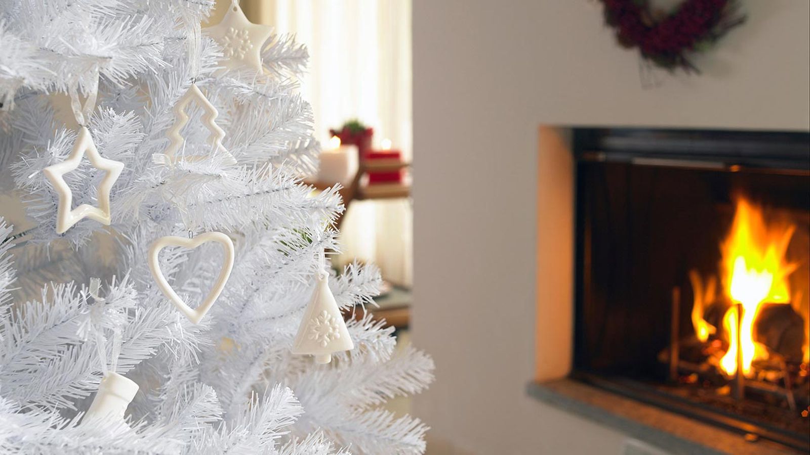 Decorar un árbol de Navidad blanco