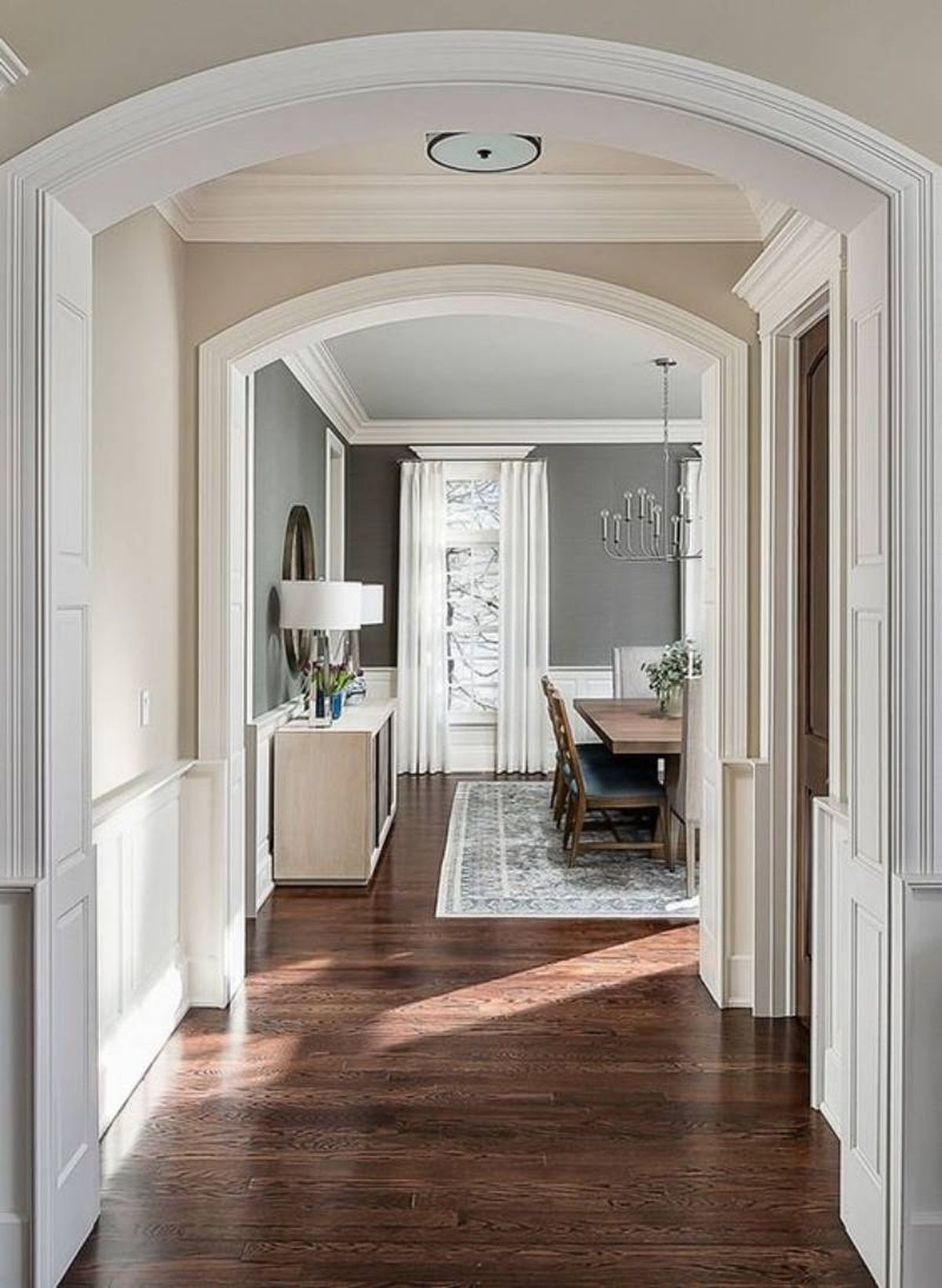 Comedor con arco decorativo.