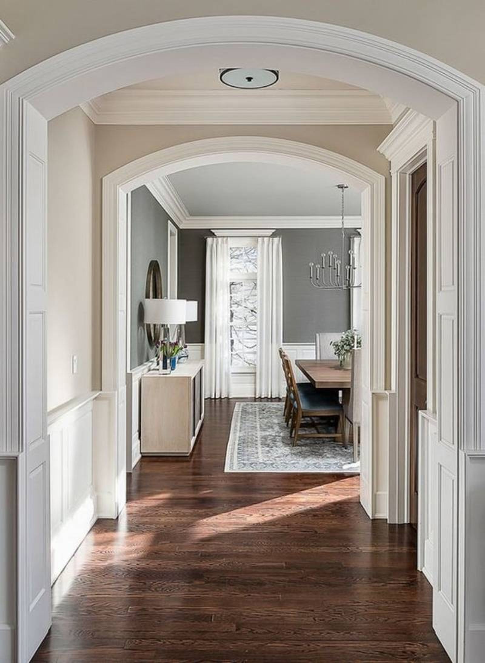 Comedor con arco decorativo.