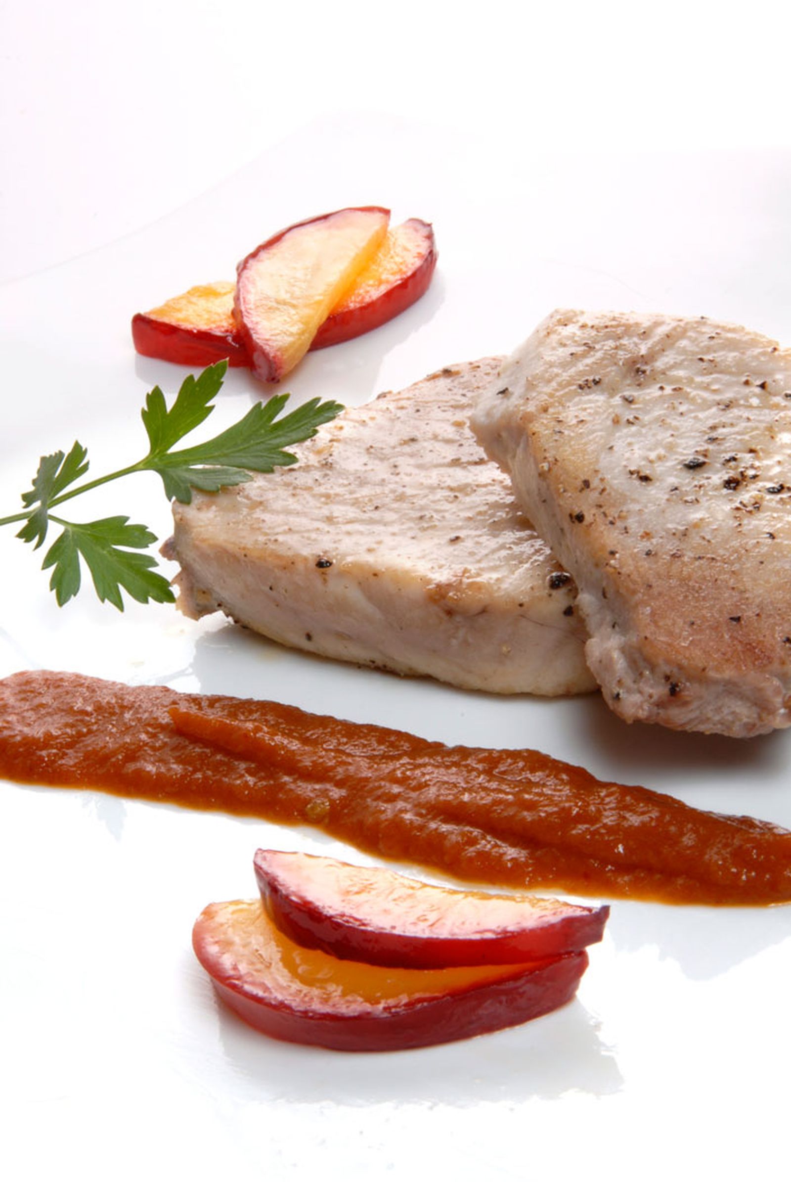 Atún con salsa de ñoras y nectarinas