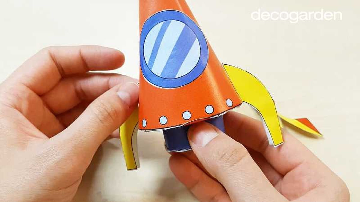 Séptimo paso para hacer un cohete de papel.