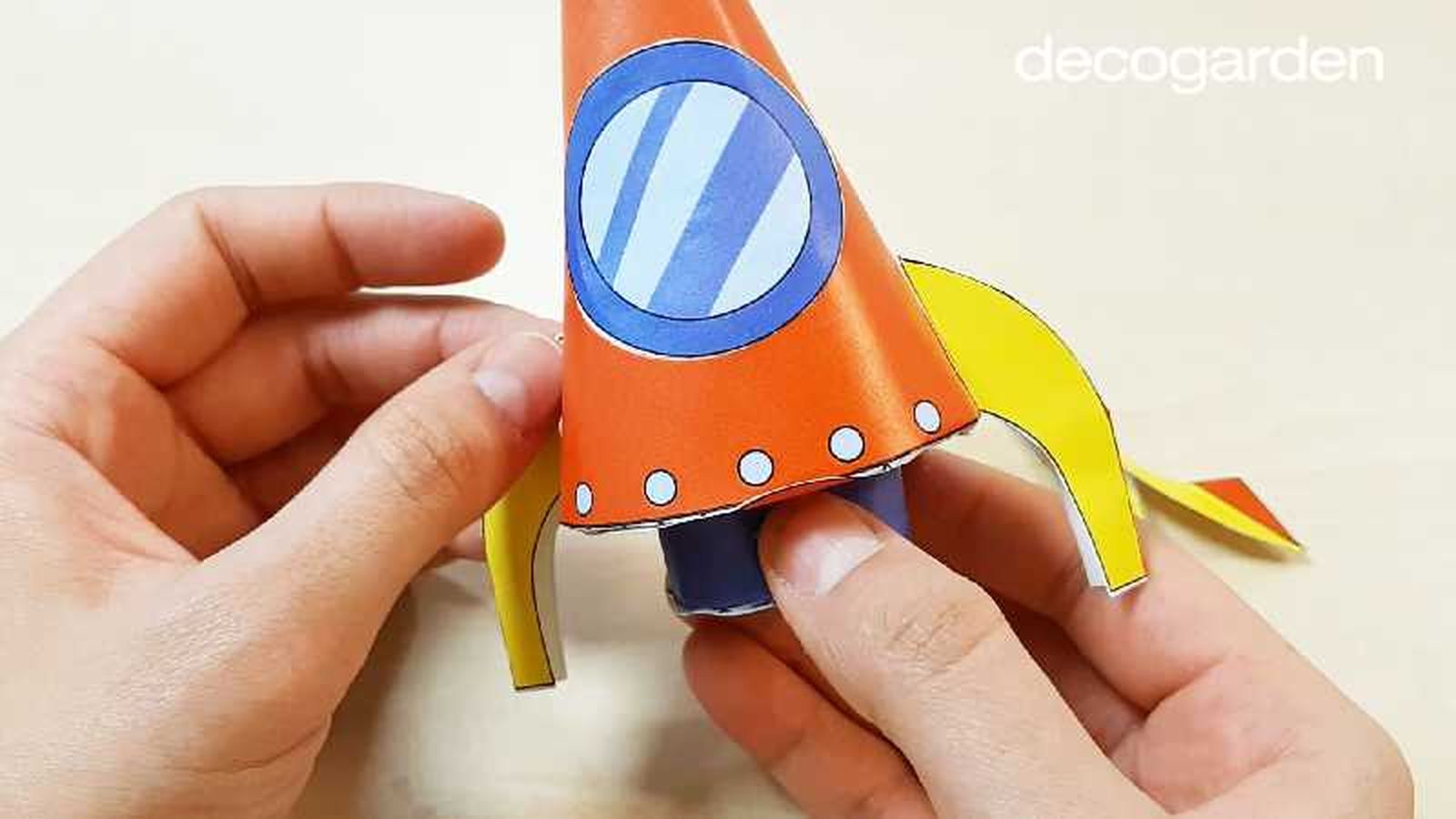 Séptimo paso para hacer un cohete de papel.