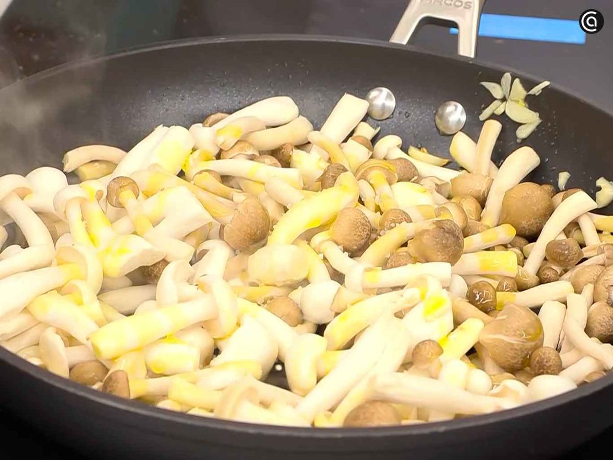 Saltea las setas shimeji