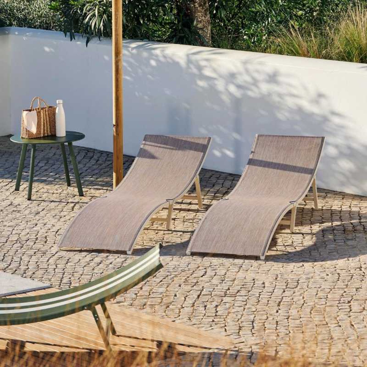 Terraza con tumbonas Silves.