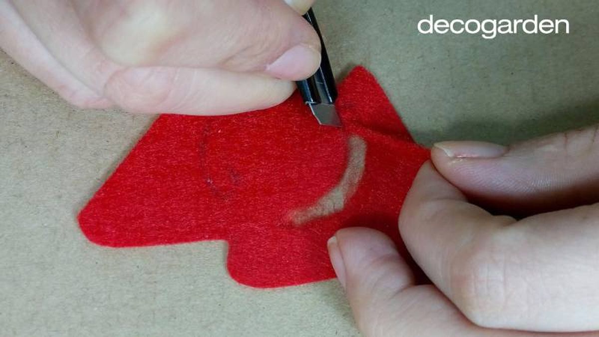 Cortar los detalles con un cúter.