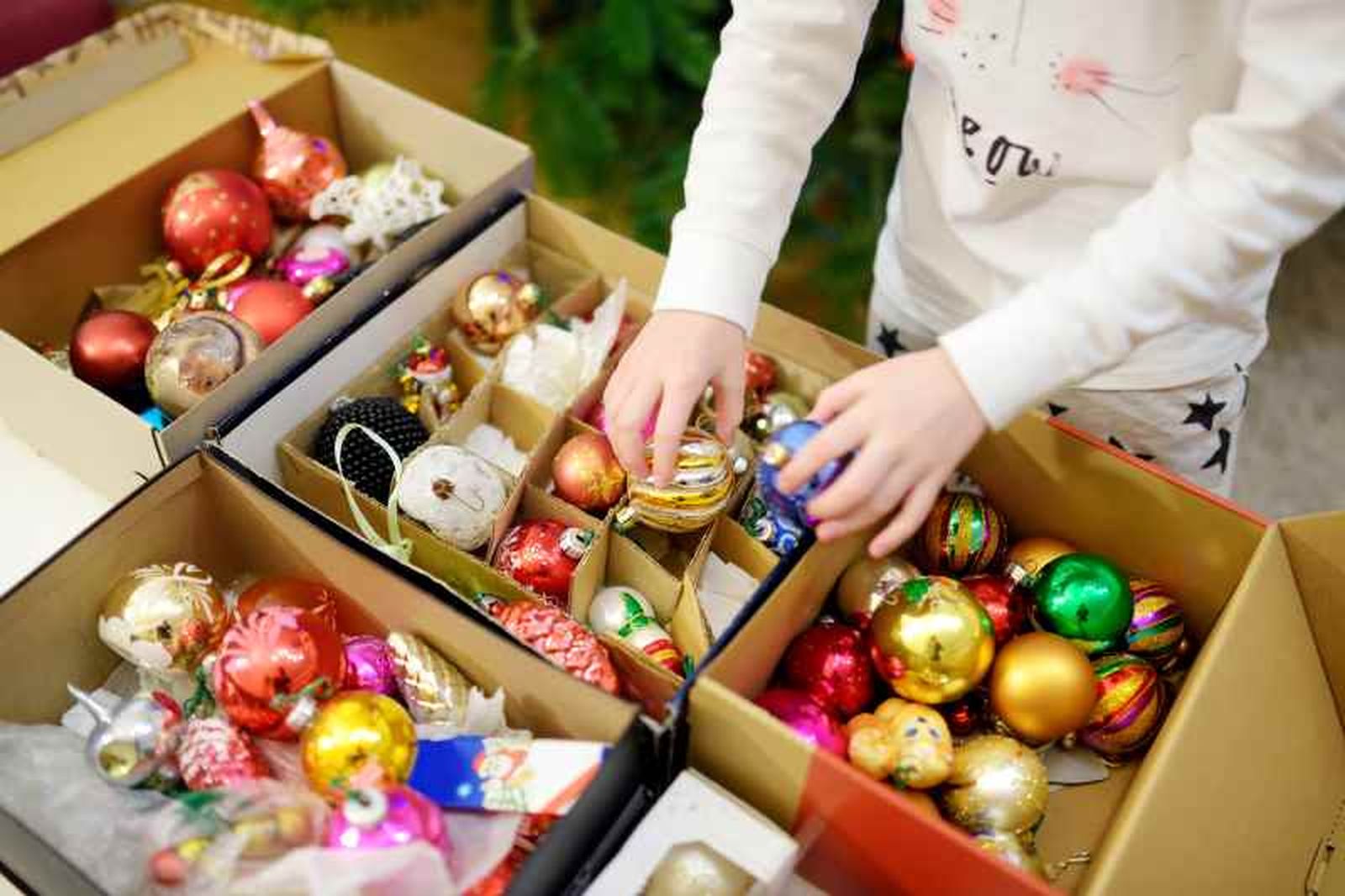 Lo mejor es guardar los adornos navideños en su envase original