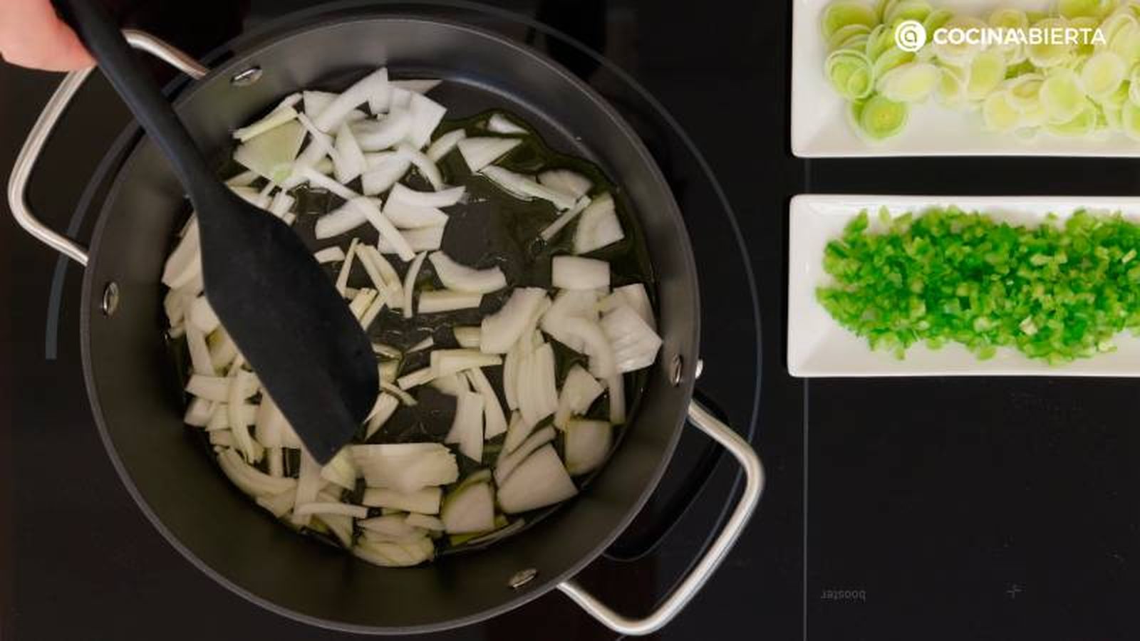 Cocina el sofrito de hortalizas y añade tomate concentrado