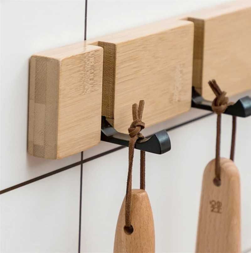 Perchero de madera para el recibidor.